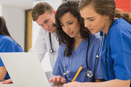 VAE aide-soignante : obtenir le DEAS grâce à son expérience terrain